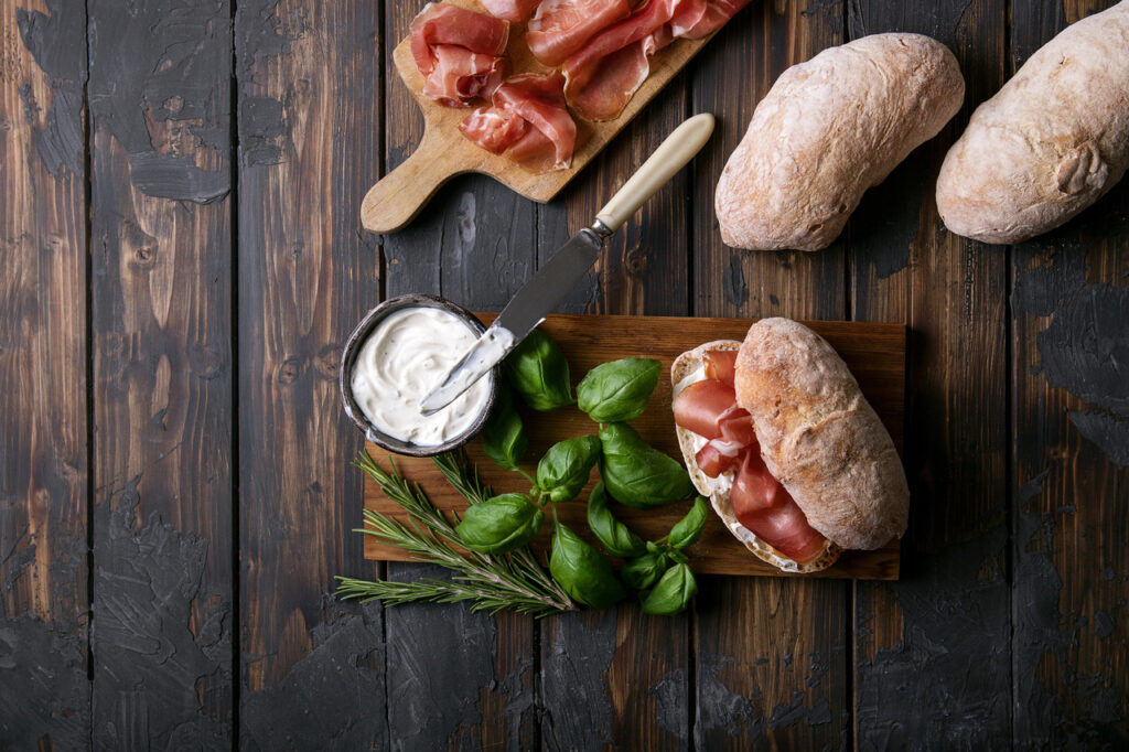 Sanduíche com parma, pistache e muçarela de búfala