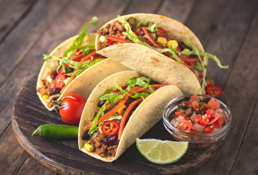 Tacos com chilli e guacamole