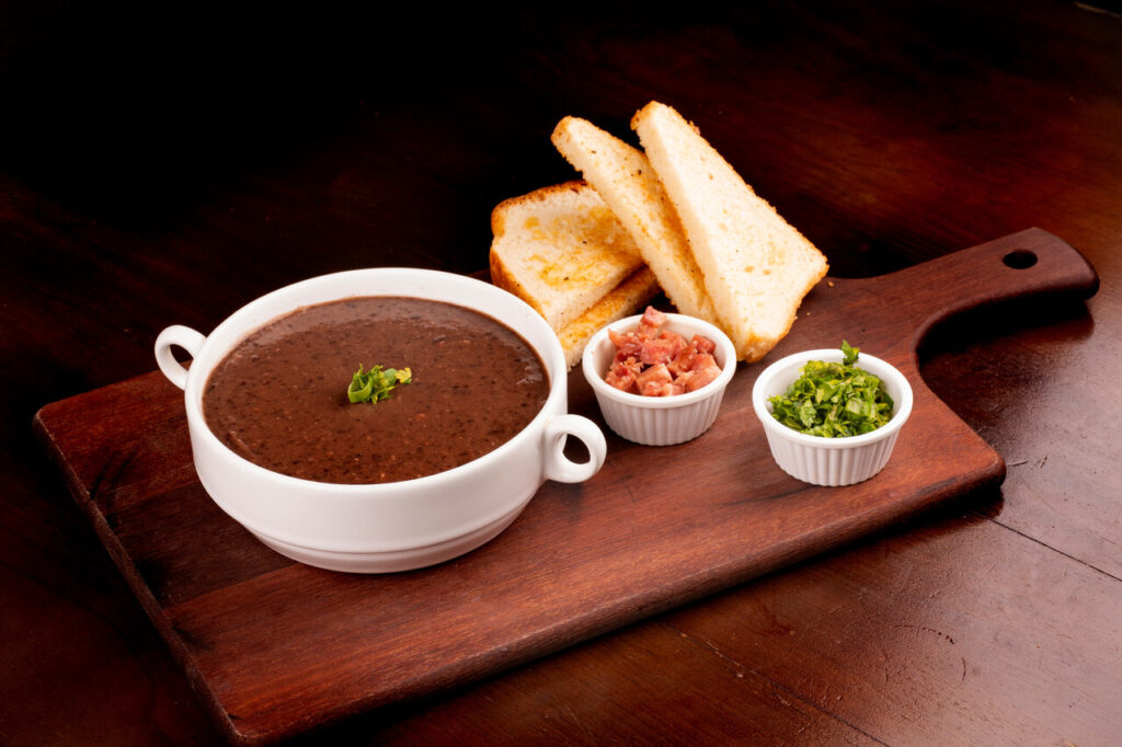 Caldo de feijão. Foto: Adobe Stock. 