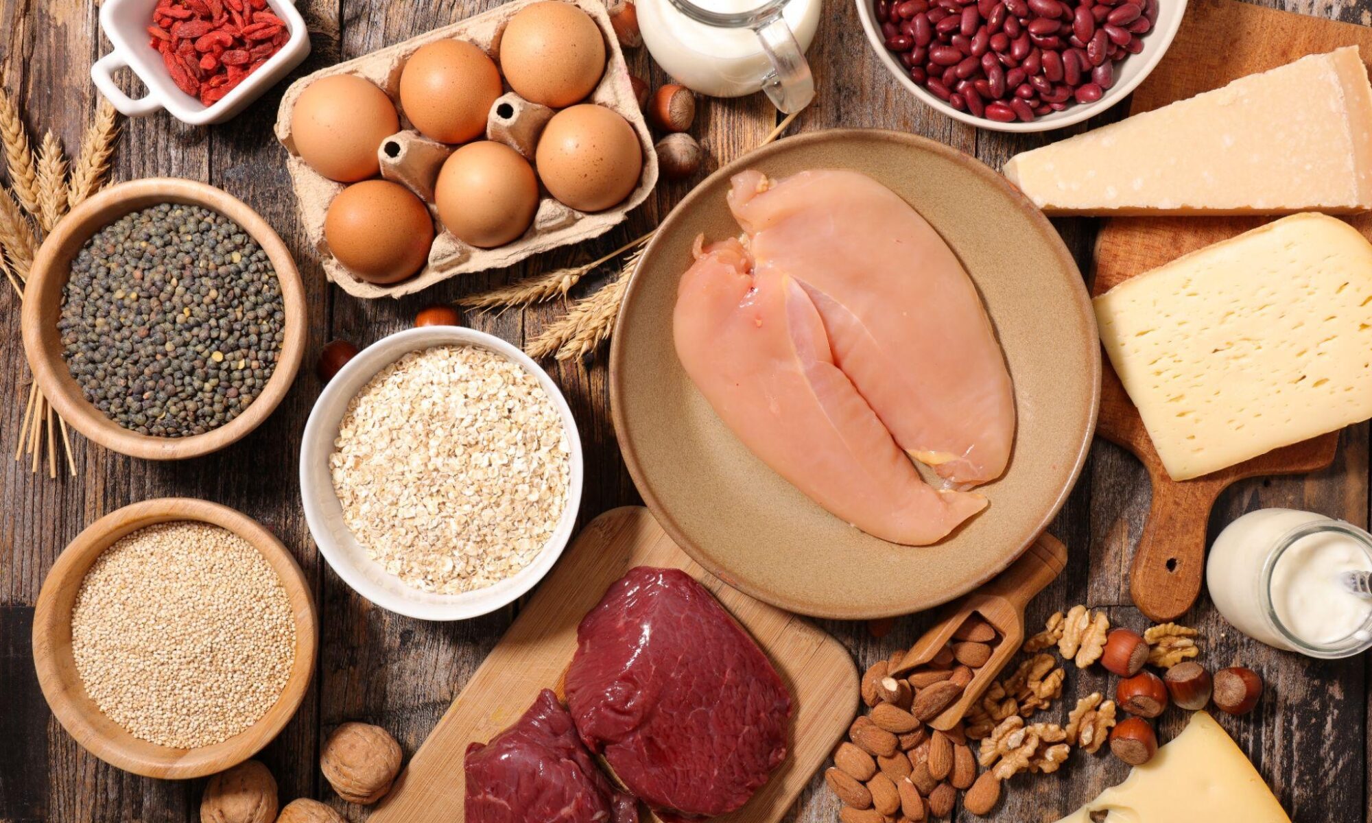 Variedade de alimentos proteicos como ovos, carnes e leguminosas para refeições equilibradas